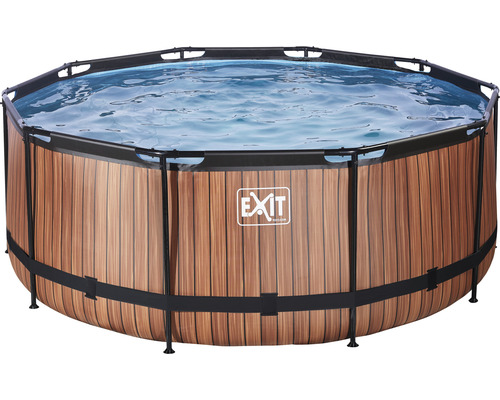 Zwembad met houtlook en gevuld met water