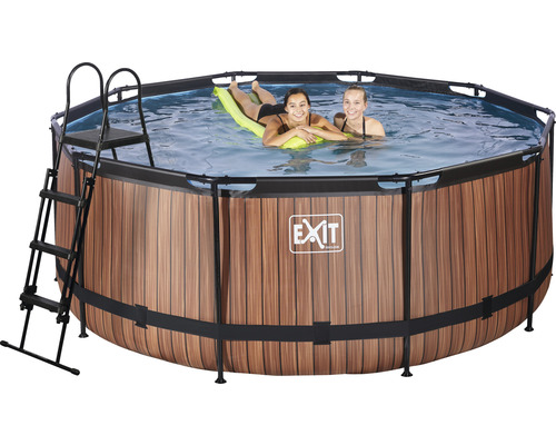 Opzetzwembad met ladder en houtlook, waarin twee personen op een luchtbed