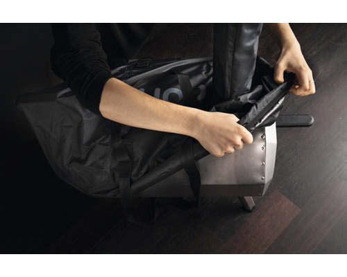 Transporttas voor oven wordt door persoon geopend