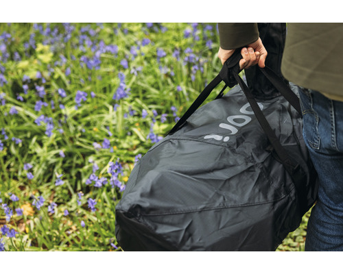 Persoon draagt een ingepakte draagbare tuindouche buitenshuis