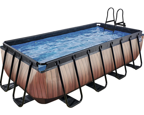 Rechthoekig zwembad met ladder voor in de tuin