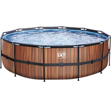 Zwembad met houten bekleding en gevuld met water