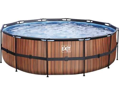 Zwembad met houten bekleding en gevuld met water