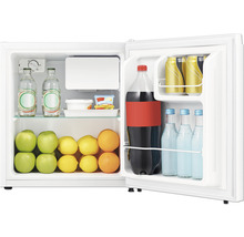 Gevulde minikoelkast met drankjes en fruit.