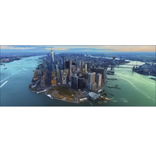 Panoramische foto van de skyline van New York City met One World Trade Center en de East River.