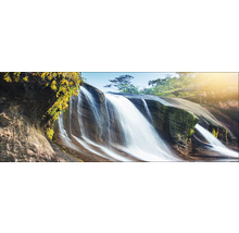 Waterval stroomt over een rots