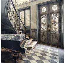 Interieurfoto van een verlaten ruimte met piano, trap en schaakbordvloer