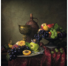 Stilleven met fruit in schalen en op borden, een karaf en een kelk