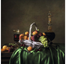 Stilleven met fruitmand, karaf en glas op een tafel