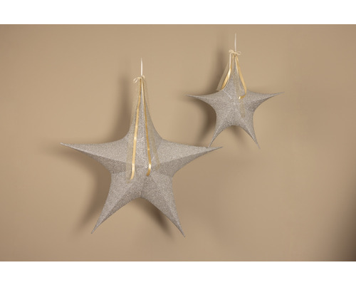 Twee zilverkleurige sterren ter decoratie hangen aan linten.