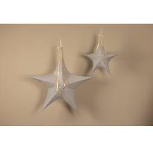 Twee glitterende papieren sterren als decoratie met linten om op te hangen