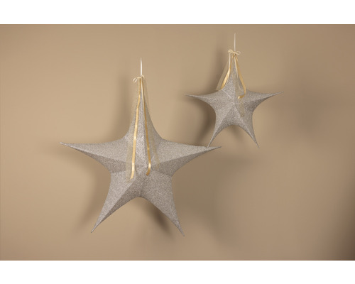 Twee glitterende papieren sterren als decoratie met linten om op te hangen