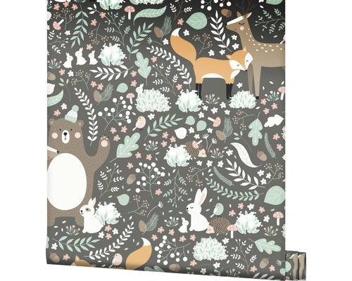 Behang met bosdierenmotief, inclusief beren, vossen, konijnen en herten.