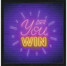 Ingelijste neonafbeelding met de tekst 'You Win' tegen een bakstenen muur