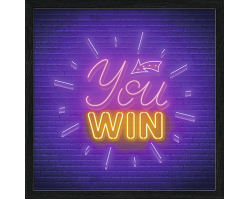 Ingelijste neonafbeelding met de tekst 'You Win' tegen een bakstenen muur