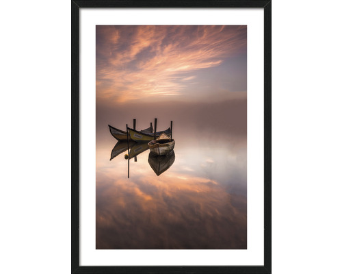 Ingelijste afbeelding van boten op het water bij zonsopgang