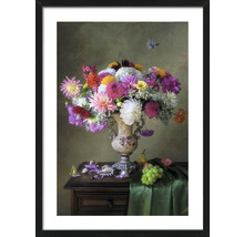 Ingelijst stilleven met bloemen in vaas op dressoir