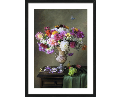 Ingelijst stilleven met bloemen in vaas op dressoir