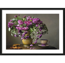 Ingelijfd stilleven met paarse bloemen in een vaas naast een kopje op een tafel