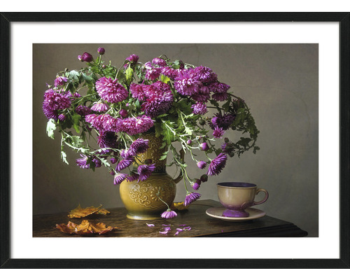 Ingelijfd stilleven met paarse bloemen in een vaas naast een kopje op een tafel