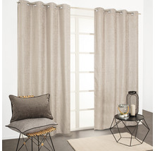 Decoratieve woonkamer met gordijnen met ogen, bijzettafel, kussens en vloerkleed