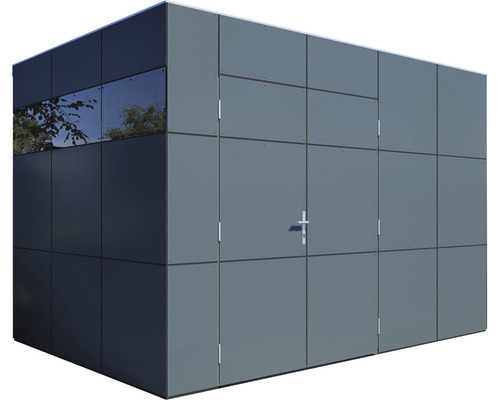 Grijze gereedschapsschuur met raam en deur