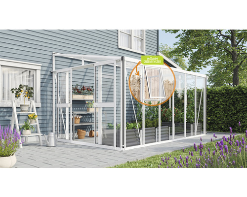 Tuinkas met zijraam naast een huis en een tuin