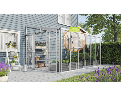 Kas met zijraam voor de tuin