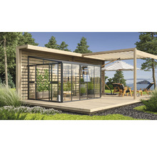 Tuinkas met glazen elementen en houten frame op een terras met tuinmeubilair onder een parasol