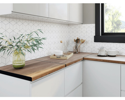 Lichte keuken met houten werkblad, witte kasten en geometrische tegels