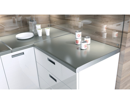 Keukenhoek met spoelbak, metalen werkblad en witte kasten