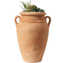 Terracotta-kleurige amfoor met messing kraan en beplanting