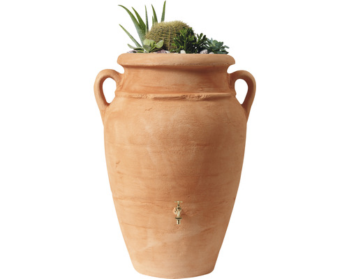 Terracotta-kleurige amfoor met messing kraan en beplanting