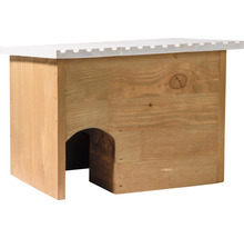 Houten huis voor nuttige tuindieren met ingang