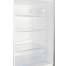 Interieur van een koelkast met glazen planken en groentelade