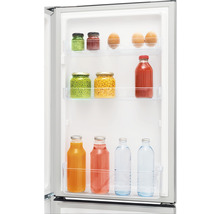 Detailopname van een koelkast met voedsel in potten en flessen