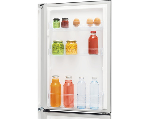 Detailopname van een koelkast met voedsel in potten en flessen