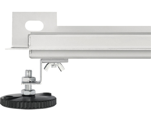 Gedetailleerde weergave van een zilverkleurig metalen profiel met een zwarte verstelbare voet voor hoogteverstelling