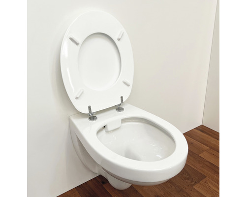 Wandcloset met diepe spoeling, open spoelrand en toiletzitting