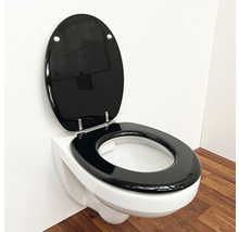 Wandcloset met open toiletdeksel