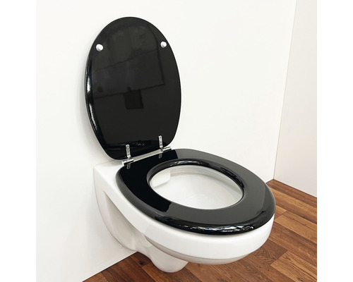 Wandcloset met open toiletdeksel