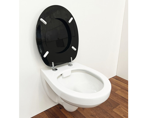 Wandcloset met diepe spoeling, open spoelrand en toiletzitting