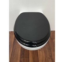 Wandcloset met diepspoeling en zwarte toiletzitting