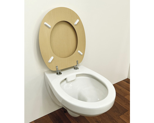 Wandcloset met diepspoeling en houten zitting