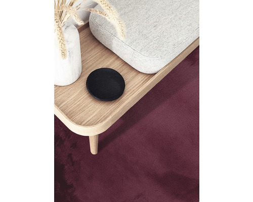 Close-up van een woonkamer met salontafel, decoratie en tapijt