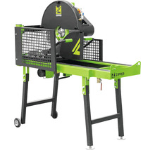 Brandhoutzaag met transportband op een standaard