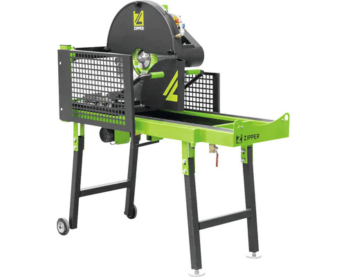 Brandhoutzaag met transportband op een standaard