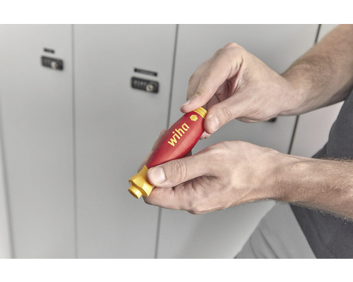 Man houdt schroevendraaiergreep van het merk Wiha in zijn hand