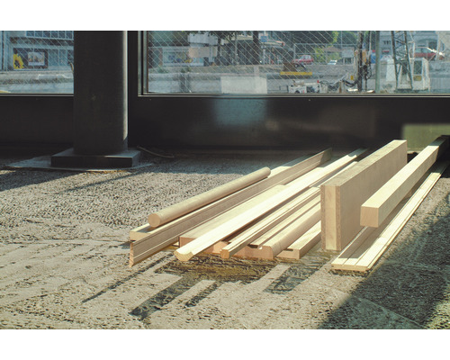 Houten latten en planken op een vloer.