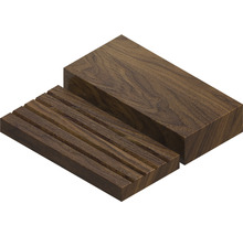 Twee houten blokken van notenhout, één met groeven